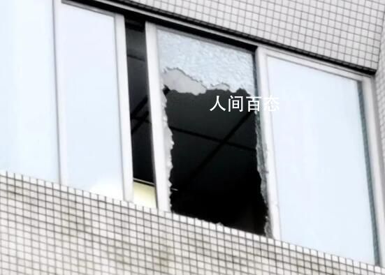 男子砍伤医护和病人后跳楼 玻璃破碎的窗户格外显眼