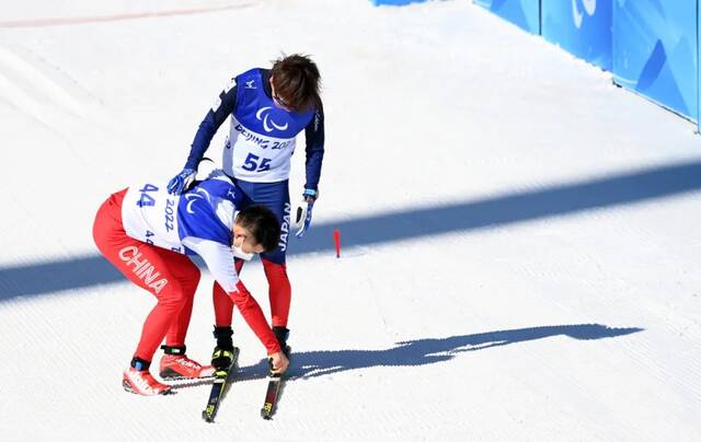 蔡佳云帮助日本选手脱雪板
