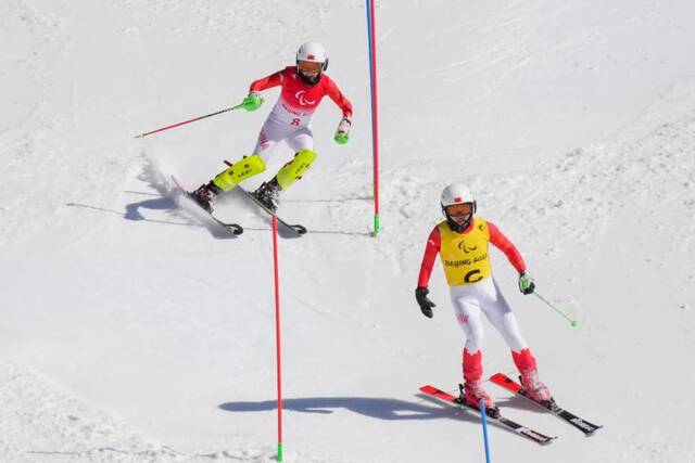 朱大庆（左）与领滑员闫寒寒（右）在比赛中