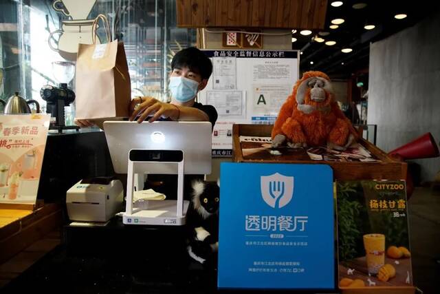 示范街内获得授牌的“透明餐厅”。江北区市场监管局供图