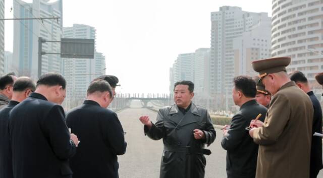 朝鲜劳动党总书记、朝鲜国务委员长金正恩视察平壤松新和松花地区的万户住宅建设项目施工现场。