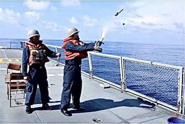 台海军舰艇官兵在发射信号弹。