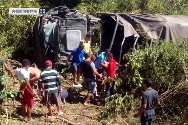 巴西一军车跌下山谷 已致2死39伤