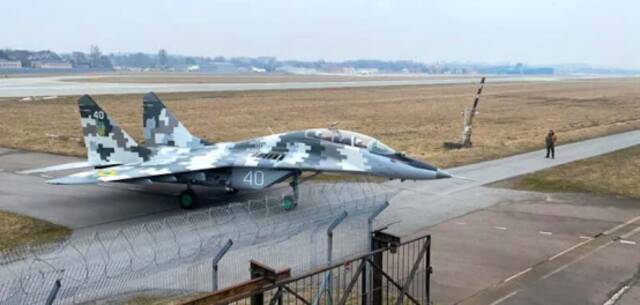 乌克兰空军的米格-29双座教练机进入利沃夫国家飞机维修厂