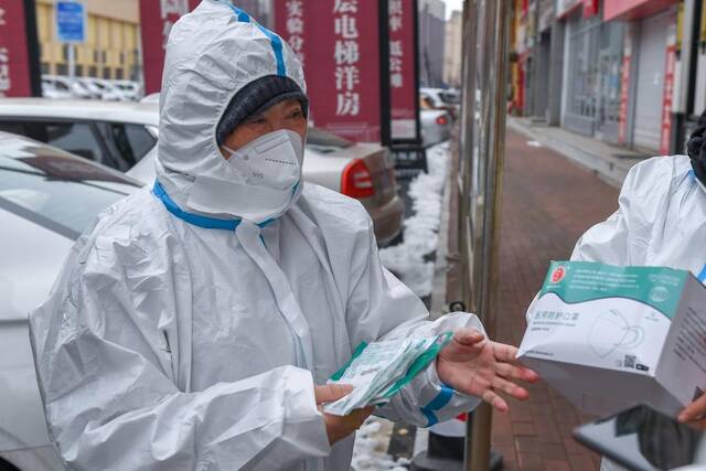 3月18日，吉林市党员志愿者刘凤英给社区送防护物资。（新华社记者张楠摄）