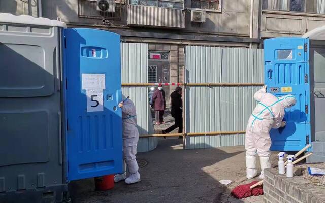 临时移动厕所均安排了保洁人员，实行一人一消毒。东城区供图