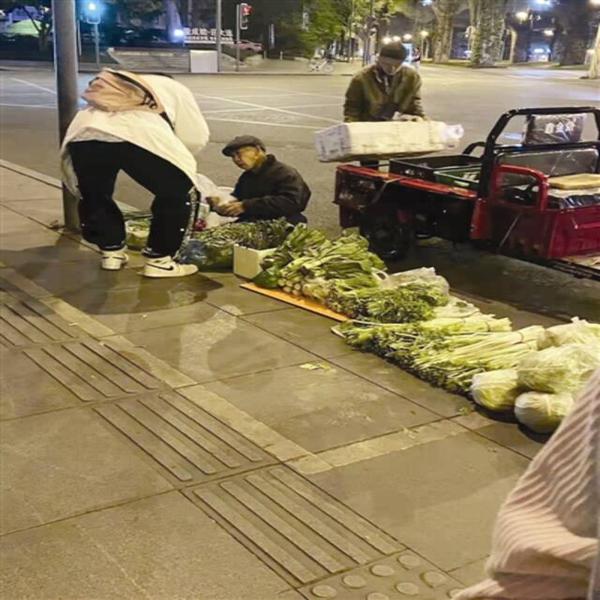 3月24日晚，老人街头卖菜