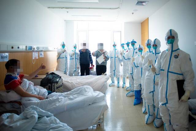 瑞金医院北院集中隔离点的医护人员和患者（新华社记者丁汀摄）