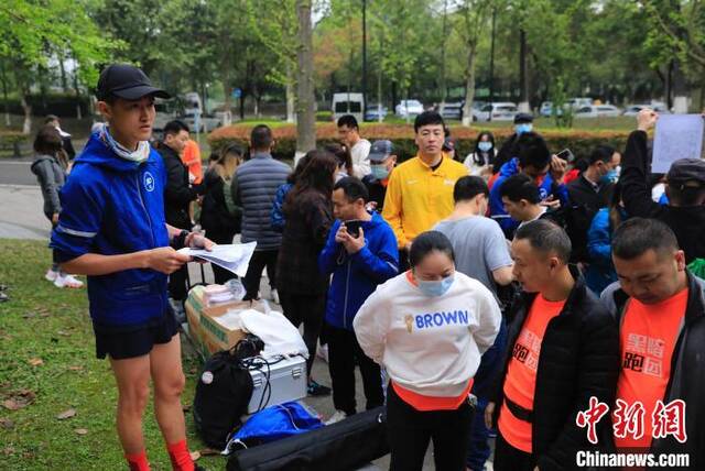 张志宏(左一)正在组织视障群体跑步活动。王磊摄