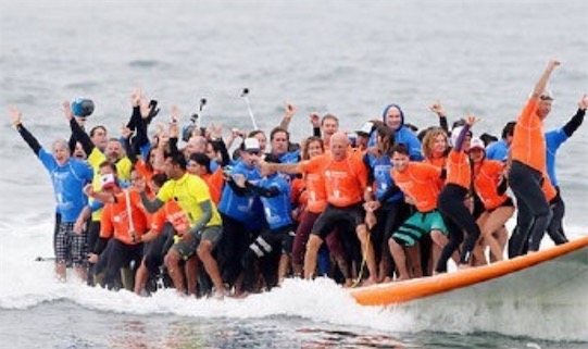 最多人乘同一冲浪板 在冲浪圣地亨廷顿海滩66人同时冲浪
