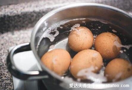 煮鸡蛋需要多长时间，冷水下锅水开后硬蛋8分钟/糖心蛋6分钟