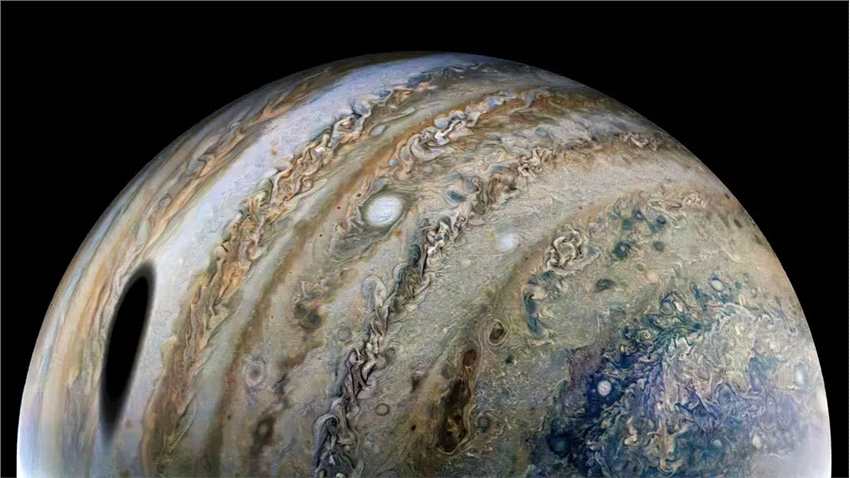 利用“朱诺号”传回的数据，公民科学家制作出木卫三投影在木星上的增强型彩色图像