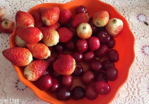 草莓和苹果可以一起吃吗？并没与什么冲突