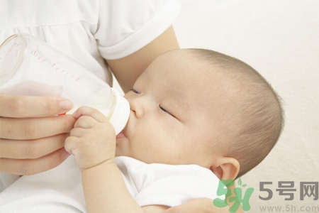 两个月宝宝每天奶量多少？两个月宝宝吃奶量多少正常？