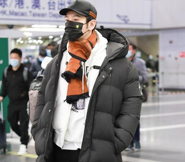 黄晓明宣布离婚后首次现身：他在机场的每一个动作，为啥意味深长