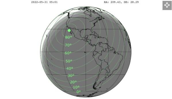 这张地图显示了潜在流星爆发的能见度，并基于 5 月 31 日接近世界标准时间 5 小时将出现峰值活动的假设。辐射点的视高度以 10° 间隔的绿色同心圆表示。你握紧的拳头与手臂的长度大约等于 10°。还绘制了民用黄昏（太阳在地平线以下 0° 到 6°）、航海黄昏（在地平线以下 6° 到 12°）和天文黄昏（在地平线以下 12° 到 18°）的区域。来自墨西哥巴哈半岛的辐射点在指定时间直接在头顶。.jpg