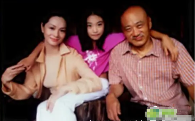 77岁凌峰泰国养老生活曝光，精神矍铄、声如洪钟，与贺顺顺已离婚