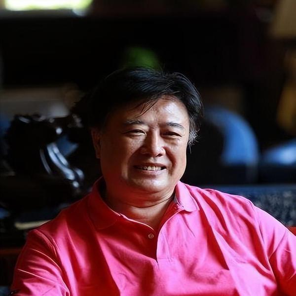前妻是刘晓庆，三婚52岁再做父亲，陈国军最对不起的是儿子陈赫