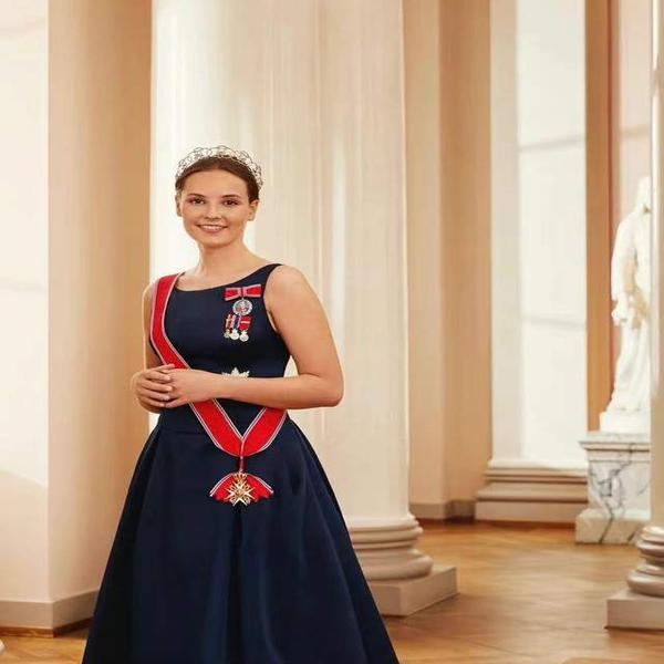 挪威18岁未来女王戴王冠首秀，落落大方；外形似凯特，履历更炫酷