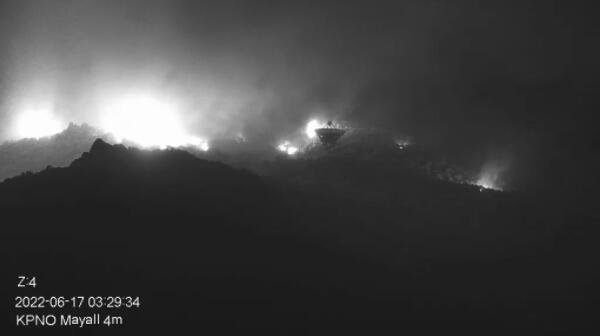 2022 年 6 月 17 日早些时候，在孔特雷拉斯大火前看到的 Kitt Peak 的超长基线阵列碟.jpg