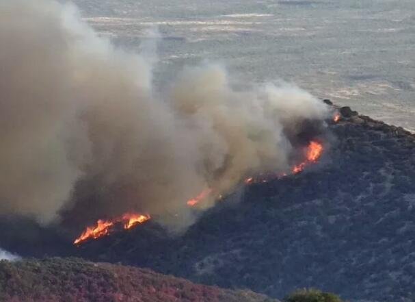 亚利桑那州的野火到达了一些著名的基特峰的望远镜.jpg