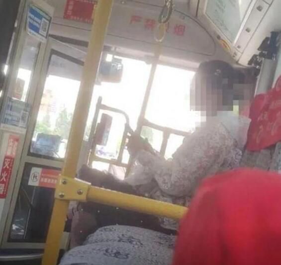 女子坐公交拒戴口罩:承德归我管