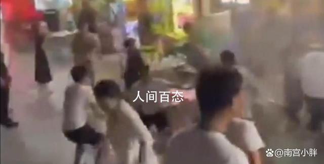 警方回应贵阳美食街多人斗殴 目前相关人员已经被警方控制