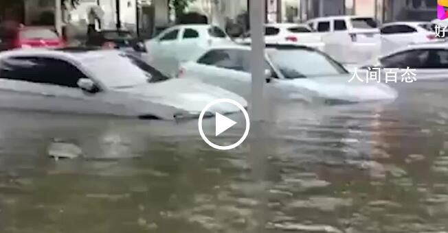 徐州暴雨:雨水倒灌车库 多辆车被淹