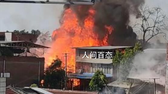 四川内江突发大火 多个居民楼被点燃