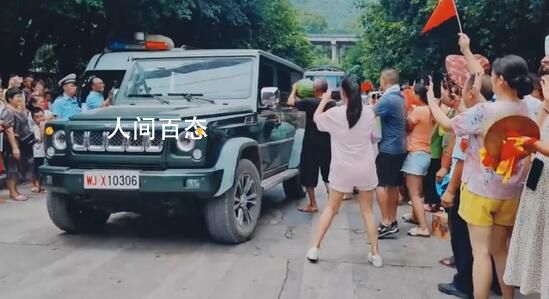 重庆市民欢送消防员 猛塞饮料西瓜
