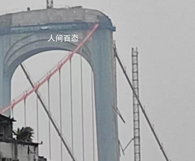 重庆一大桥塔吊倒塌 有人受伤