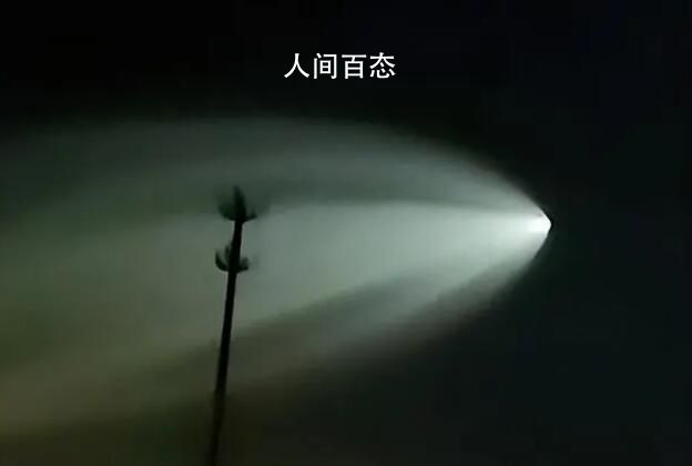 新疆多地拍到巨大发光不明飞行物 发出巨大的白光拖着长长的尾巴