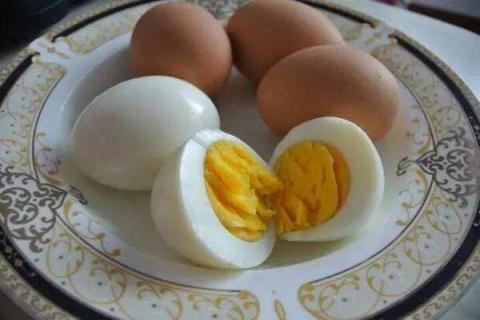 一个鸡蛋含有多少钙质（吃什么蔬菜最补钙）