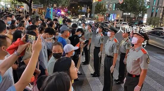 上海南京路再现武警拉链式人墙 为保障游客安全与交通秩序