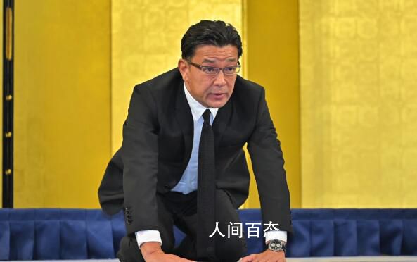 日本政客扔花羞辱美国拳击手 主办方总裁下跪15秒道歉