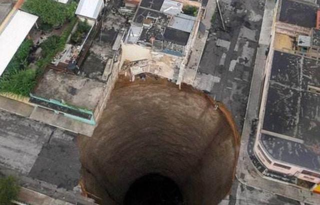 全球最"恐怖"的天坑，在市区突现，15人丧生坑底，达90米之深