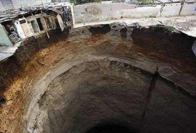 全球最"恐怖"的天坑，在市区突现，15人丧生坑底，达90米之深
